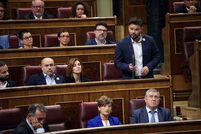 Por su parte, el diputado de ERC, Gabriel Rufián, reclamó a Pedro Sánchez su intento por pactar con Ciudadanos y el Partido Popular: "Ustedes cuanto más poder tienen más se acercan a la derecha".