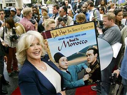 Connie Stevens muestra un cartel de promocin de la celebracin de los cien a?os de Bob Hope.