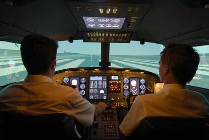 Pilotos en su cabina.