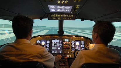 Pilotos en su cabina.