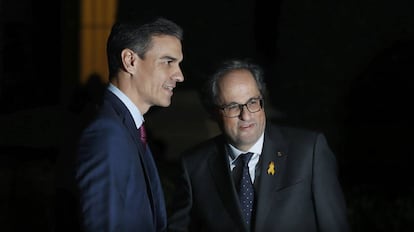 El presidente del Gobierno, Pedro Sánchez, junto al presidente de la Generalitat, Quim Torra, en el Palau de Pedralbes de Barcelona.