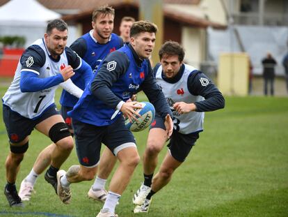 El apertura francés Matthieu Jalibert con el balón durante un entrenamiento con la selección de Francia antes del Sies Naciones, este miércoles.