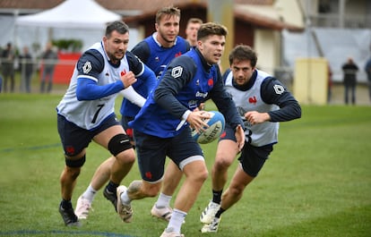 El apertura francés Matthieu Jalibert con el balón durante un entrenamiento con la selección de Francia antes del Sies Naciones, este miércoles.