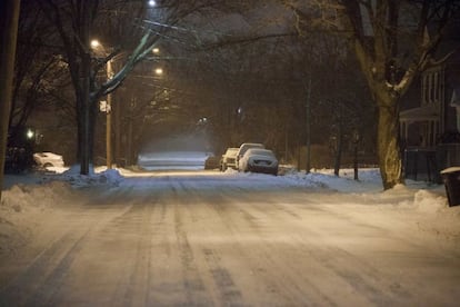 Calles de New Haven, Connecticut, desiertas tras la prohibición de circular por la tormenta de nieve