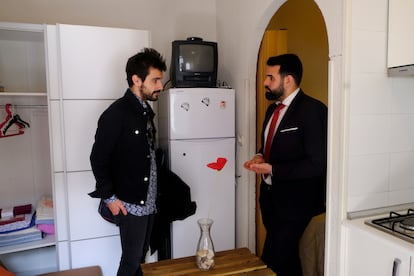 The young Galician Rober Carlos visiting “the cheapest apartment in Lavapiés” with Redpiso real estate agent Jorge Hoyos. 