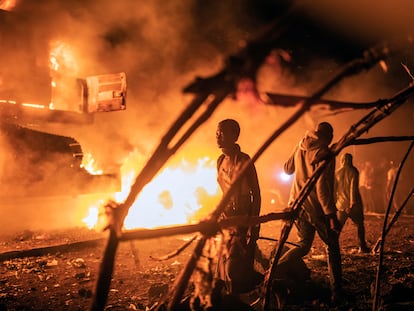 Vehículos de la ONU incendiados en Goma, República Democrática del Congo, ante el avance de los guerrilleros del M23, el pasado 1 de noviembre.