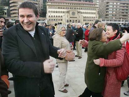 Los dirigentes de Batasuna Arnaldo Otegi y Jone Goirizelaia, en la manifestación de Milakabilaka.