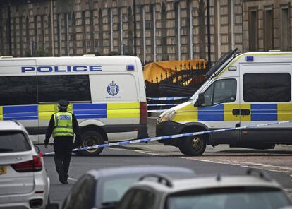 La policía acordona este miércoles en Edimburgo la calle en la que murió a tiros el actor Bradley Welsh.