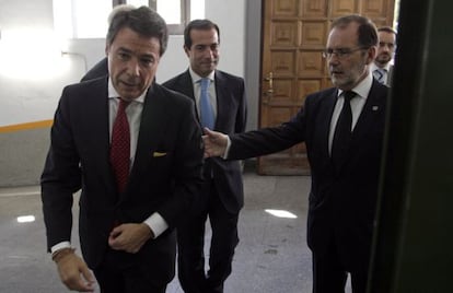 A la derecha, Francisco Javier Vieira, presidente del Tribunal Superior de Madrid, con Ignacio González, presidente de la Comunidad. Detrás, el consejero de Justicia, Salvador Victoria.