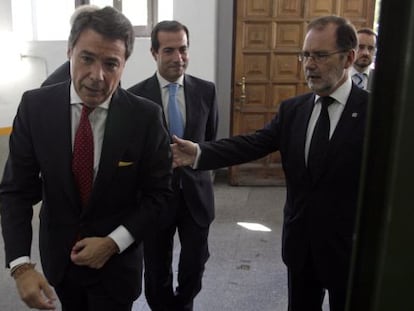 Madrid High Court chief Francisco Javier Vieira (r) and regional premier Ignacio González (l) in a file photo.