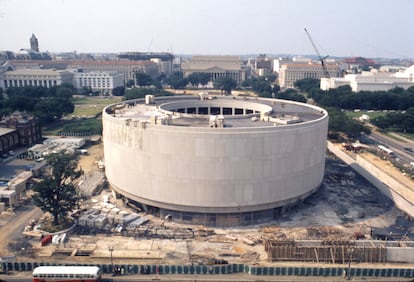 El museo Hirshhorn durante su proceso de construcción, en junio de 1973, un año antes de su inauguración.