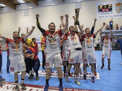 Los jugadores del Viveros Herol celebran su ascenso a la Liga Sacyr ASOBAL en 2019.