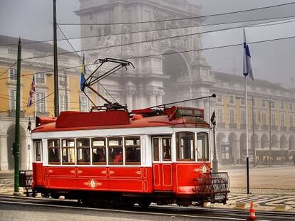 Un tranv&iacute;a en la Pra&ccedil;a do Comercio de Lisboa. 