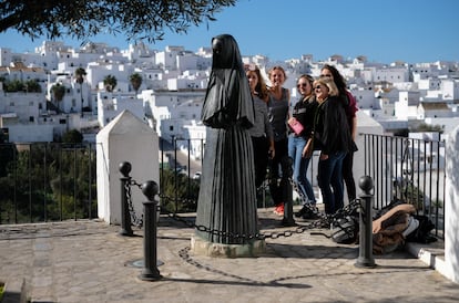 Un grupo de mujeres admira un monumento en Vejer de la Frontera.