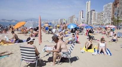 Turistas en la playa de Benidorm.