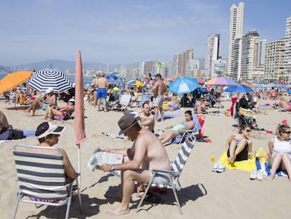 Turistas en la playa de Benidorm.