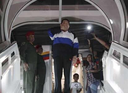 Ch&aacute;vez toma el avi&oacute;n en Caracas rumbo a Cuba el 10 de diciembre.