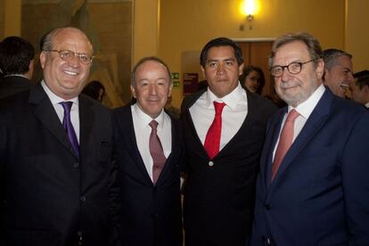 El gobernador del Estado de Morelos, Graco Ramírez; el empresario mexicano Roberto Alcántara; Andrés Alcántara; y el presidente ejecutivo del Grupo PRISA, Juan Luis Cebrián.