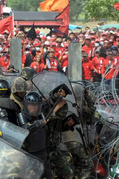 Enfrentamientos entre <i>camisas rojas</i> y policías, ayer en Bangkok.