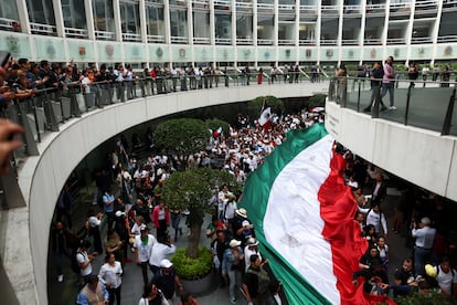 Los manifestantes despliegan una bandera en la sede del Senado, este 10 de septiembre.