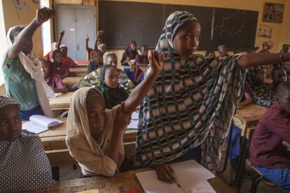 Una vez en la escuela primaria, como en esta de Banifandou III, en Niamey, los jóvenes muestran su voluntad de aprender. Cada vez hay más niñas escolarizadas, pero el desfase con los chicos sigue presente en todas las franjas de escolarización, aunque en secundaria la diferencia aumenta.