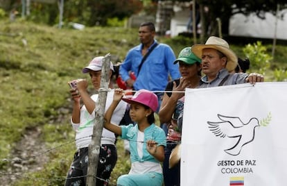 Pobladores de la vereda El Orejón observan el trabajo conjunto de desminado del Gobierno y las FARC el pasado noviembre