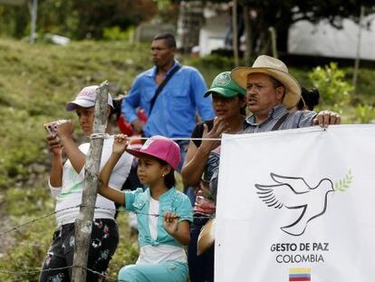 Pobladores de la vereda El Orejón observan el trabajo conjunto de desminado del Gobierno y las FARC el pasado noviembre