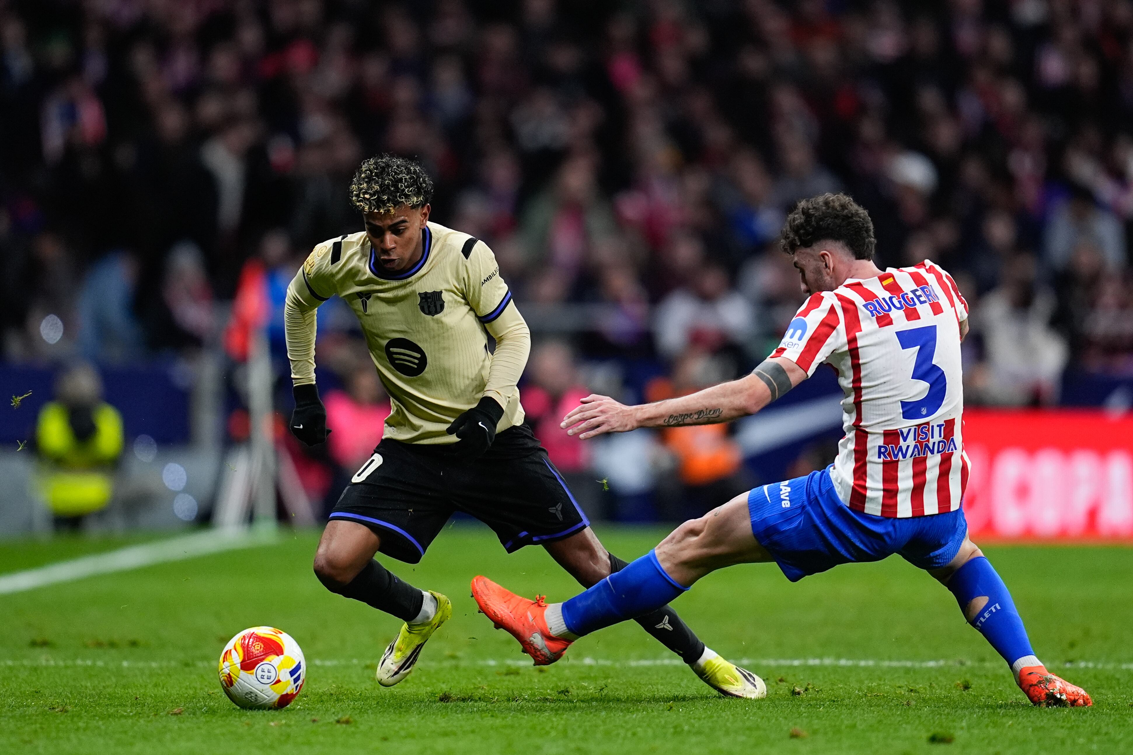 Lamine Yamal regatea a Matteo Ruggeri durante el encuentro de ida celebrado en el Metropolitano.