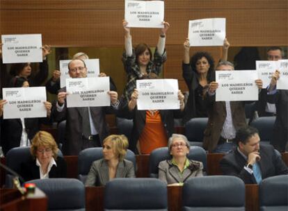 Protesta en el pleno celebrado hoy en la Asamblea de Madrid.