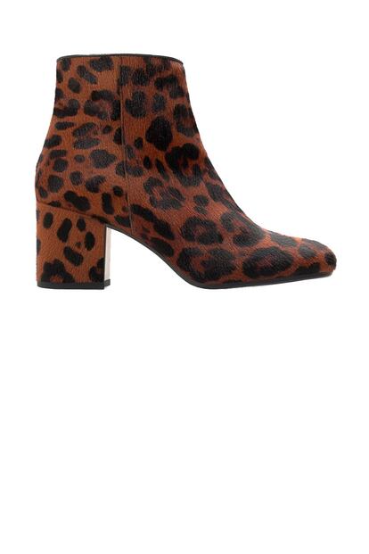 Botines de Zara con estampado animal print (79,95 euros).