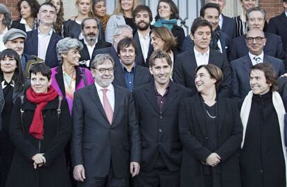 Foto dels premiats amb l'alcaldessa de Barcelona, Ada Colau, i el conseller delegat de PRISA, Juan Luis Cebrián (2e).