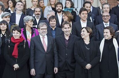 Foto dels premiats amb l'alcaldessa de Barcelona, Ada Colau, i el conseller delegat de PRISA, Juan Luis Cebrián (2e).