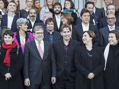 Foto dels premiats amb l'alcaldessa de Barcelona, Ada Colau, i el conseller delegat de PRISA, Juan Luis Cebrián (2e).