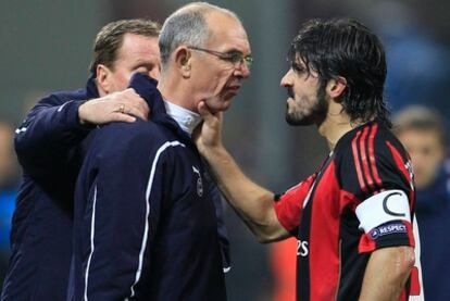 Gattuso agarra del cuello a Joe Jordan, el segundo entrenador del Tottenham.