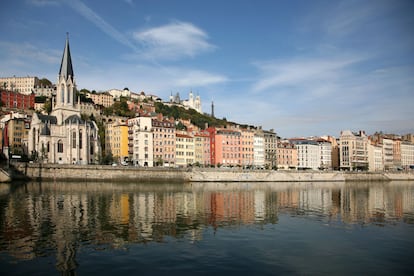 Nationale 7

Esta carretera forma parte de la cultura popular de Francia. Ha dado nombre a canciones o restaurantes y hasta cuenta con museo propio. La ciudad de Lyon (en la imagen) supone el ecuador del trayecto. Su casco antiguo ha sido declarado Patrimonio Mundial por la UNESCO.