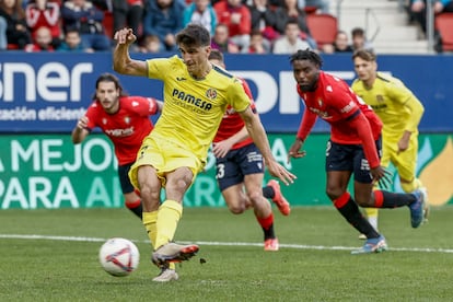 Gerard Moreno (i), delantero del Villarreal durante el partido de la jornada 14 de LaLiga disputado entre Osasuna y Villarreal este domingo en el estadio de El Sadar.