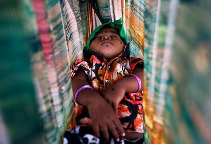 El hijo de un trabajador de la construcción duerme en una hamaca en Bengaluru, India.