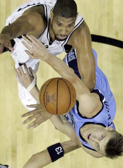 Tim Duncan salta por un balón