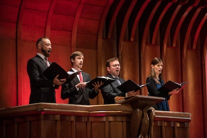 Uno de los tres cuartetos vocales (integrado por Matthew Baker, Pieter de Moor, Jan Kullmann y Victoria Cassano) con que Vox Luminis interpretó 'Die deutsche Passion' de Joachim a Burck, situados en la parte más alta del altar de la catedral de Utrecht.