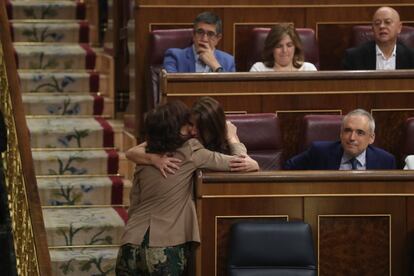 La vicepresidenta Carmen Calvo, sentada, abraza a Adriana Lastra, portavoz del PSOE en el Congreso.