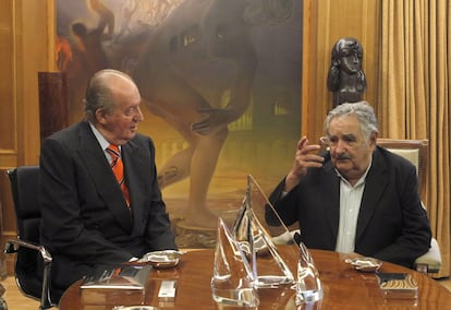 El Rey Juan Carlos I de España (izquierda) escucha al presidente José Mujica durante una reunión en el Palacio de la Zarzuela, el 29 de mayo de 2013 en Madrid, España.