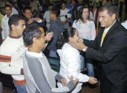 Rafael Correa saluda a varios inmigrantes ecuatorianos durante su encuentro de ayer en Murcia.