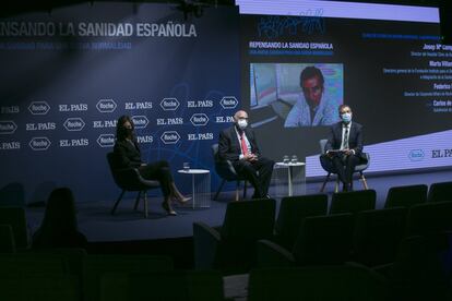 Una de las mesas redondas de esta mañana en la que han intervenido, de izquierda a derecha, Marta Villanueva, directora general de la Fundación para el Desarrollo e Integración de la Sanidad; Federico Plaza, director general de corporate affairs de Roche Farma; Josep María Campistol, director del Hospital Clinic de Barcelona (en videoconferencia) y el periodista Carlos De Vega, como moderador.