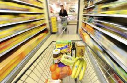 Un carrito de la compra en un pasillo de un supermercado en Muelheim Ruhr (Alemania). EFE/Archivo