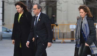 El 'president' Quim Torra (c), a su llegada este jueves al Tribunal Supremo junto a las consejeras Laura Borràs (d) y Ester Capella (i).