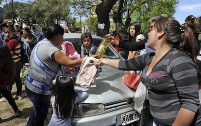 Mujeres intercambian distintos productos en un club de trueque de Moreno.