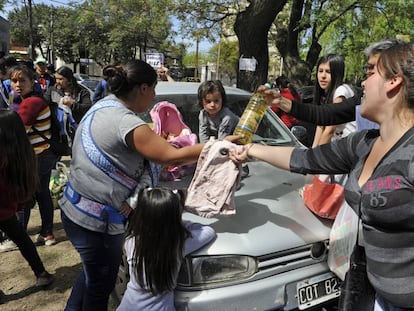 Mujeres intercambian distintos productos en un club de trueque de Moreno.