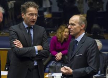 El ministro de Finanzas holandés y presidente del Eurogrupo, Jeroen Dijsselbloem, conversa con el ministro de Finanzas luxemburgués Luc Frieden (dcha), durante la reunión del Eurogrupo celebrada en Luxemburgo.