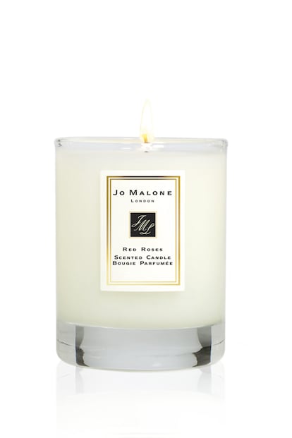 De la colección Red Roses de Jo Malone nos quedamos con su vela, ideal para dejar en casa el aroma de las flores recién cortadas. Está elaborada con 7 rosas diferentes, aderezadas con violetas prensadas y un toque de limón. Cuesta 51 euros.