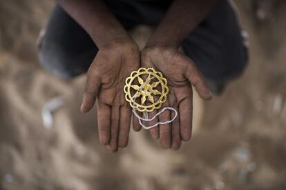 El niño rohingya Abi Asad, de 3 años, que llegó a Bangladés en octubre, sostiene un juguete giratorio en el campo de refugiados de Shamlapur en Cox's.